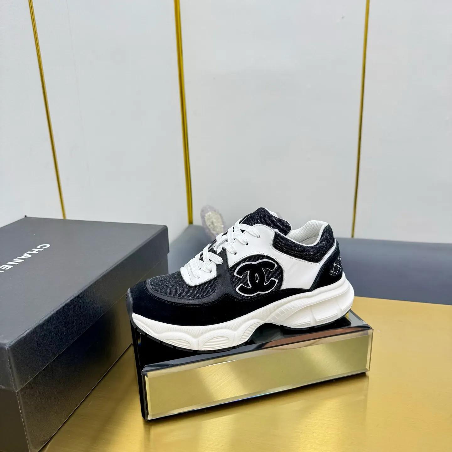 p700🐮🐮Upgraded version, upgraded version, upgraded version! No rebuttal accepted! ! ! ! Chanel Chanel dad shoes, couples' model for men and women - 2025 top casual sneakers in the counter. This classic design; the upper is electro-embroidered with various techniques; ❷The inner lining is made of: original Yangli + net ❸The outsole is based on: the original TPU combination outsole. The full set of boutique packaging for women 35–41